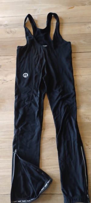 Schaatsbroek (gevoerd, met enkelritsje). Merk: Rogelli, kleur: zwart, maat: 152/164 en XS. Vraagprijs p.st.: &euro;20,00. Voor info riemkeanema@hotmail.com